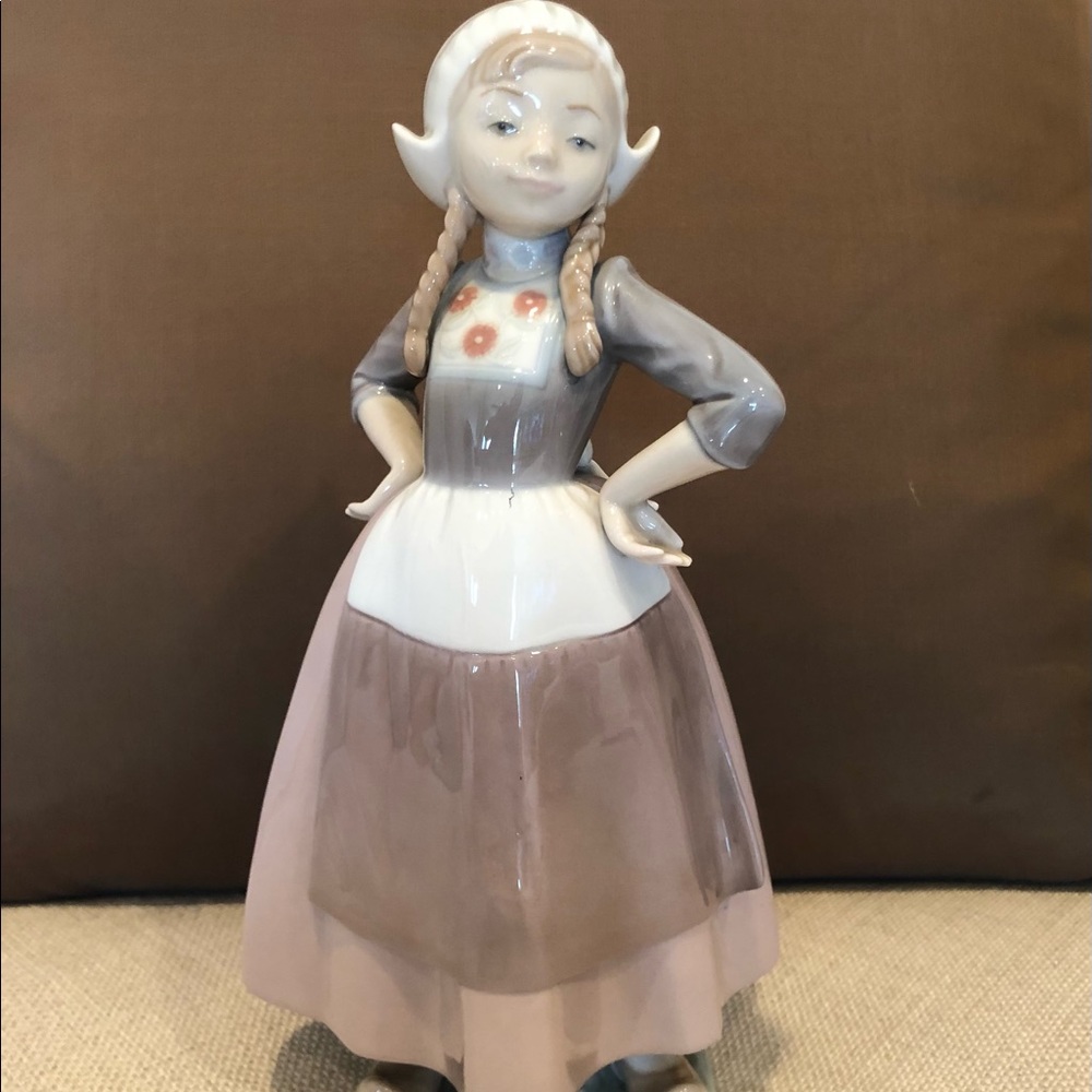 Vintage retired Lladro porcelain figurine. Dutch girl
